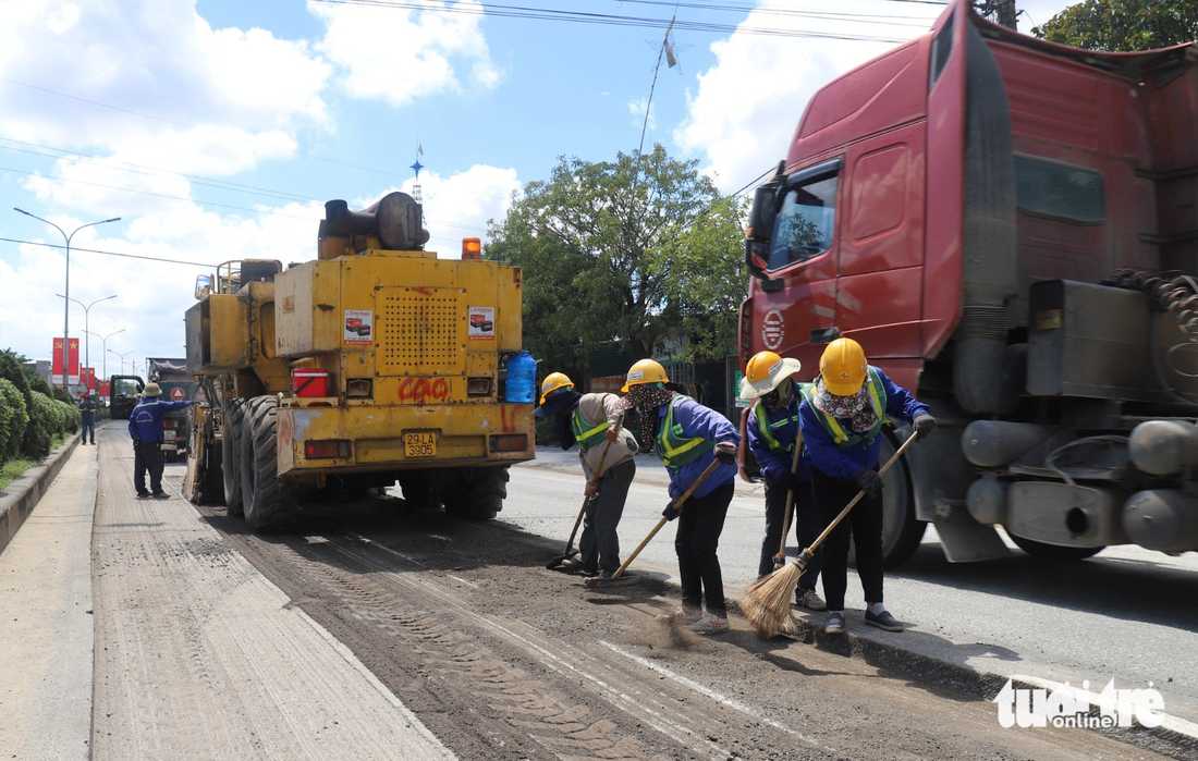 Công nhân sửa chữa đường BOT đoạn nam cầu Bến Thủy - tuyến tránh TP Hà Tĩnh qua khu vực thị trấn Nghèn, huyện Can Lộc, Hà Tĩnh - Ảnh: DOÃN HÒA