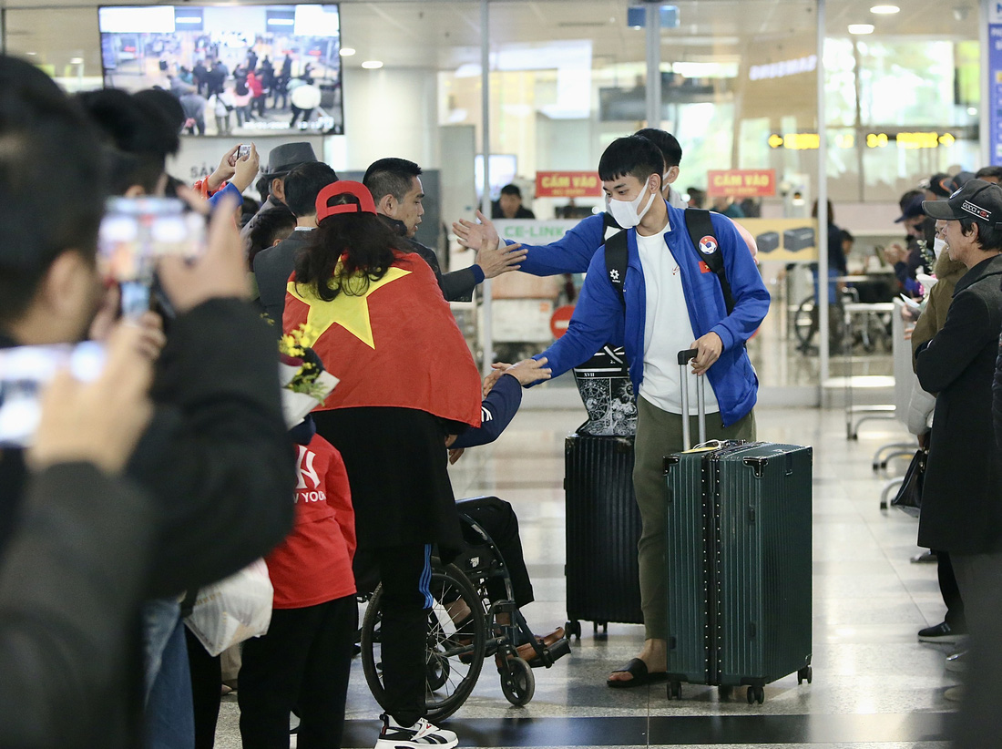 Một nhóm nhỏ cổ động viên Việt Nam ra sân bay chào đón đội tuyển - Ảnh: H.T.