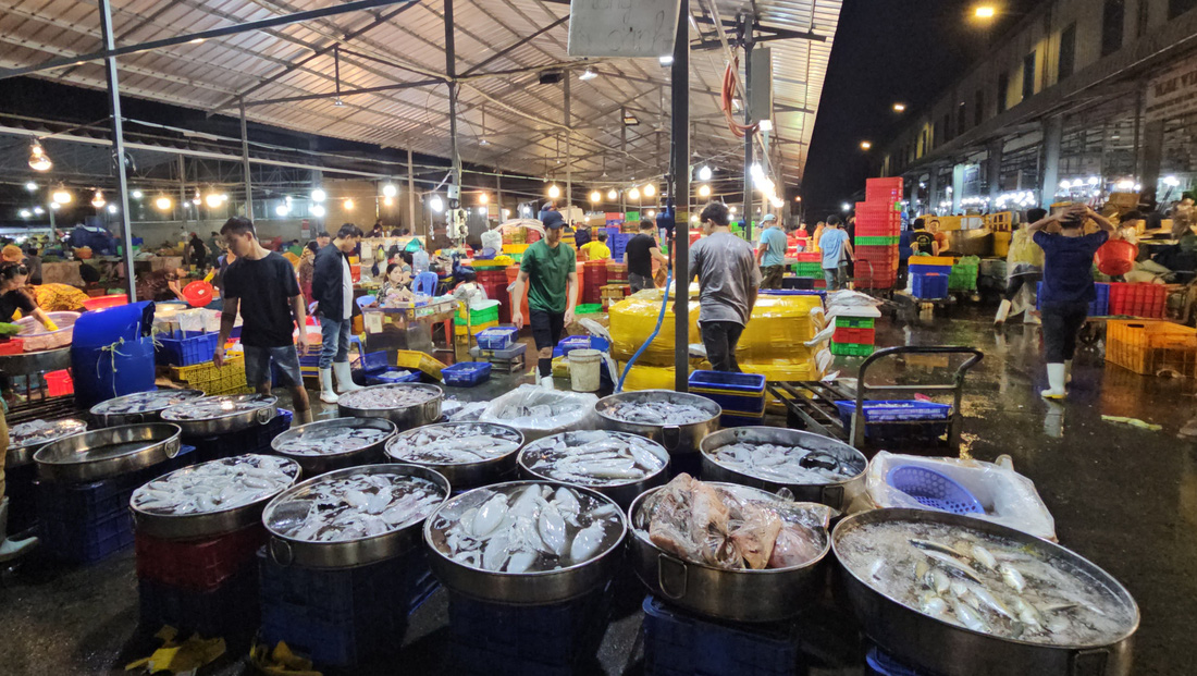 Ngoài một số mặt hàng như mực, tôm sú, cá thu được dự đoán tăng giá, còn lại phần lớn thủy hải sản tại chợ Bình Điền giữ giá ổn định dịp Tết - Ảnh: N.TRÍ