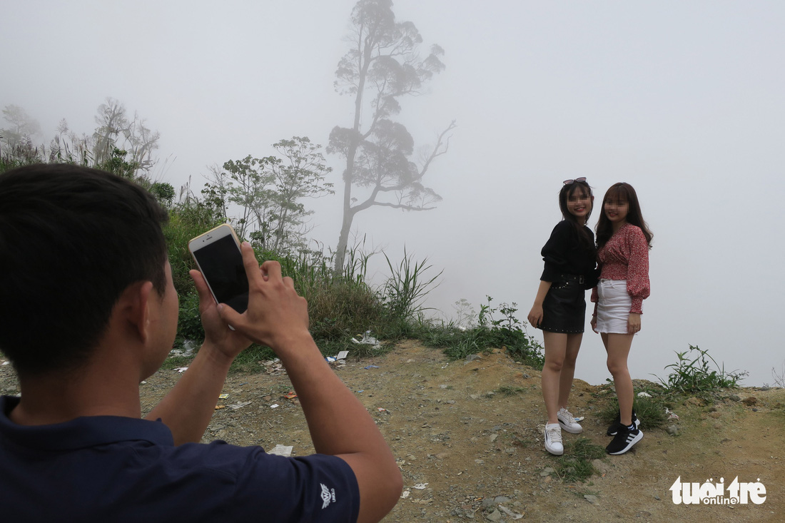 Du khách từ Nha Trang lên Đà Lạt chụp ảnh ngay đỉnh đèo Khánh Lê trong sương mù dày đặc - Ảnh tư liệu: T.T.D.