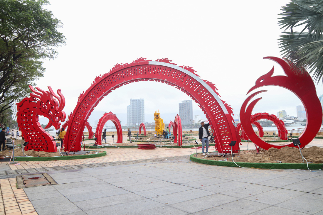Linh vật rồng được thiết kế thành cổng chào trên đường Bạch Đằng, Đà Nẵng