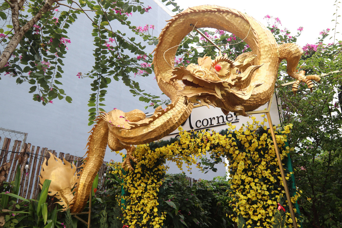 Một chủ tiệm cà phê ở phường Hòa Cường Bắc (quận Hải Châu, Đà Nẵng) đã đầu tư mô hình rồng nhằm thu hút khách hàng trong dịp xuân Giáp Thìn