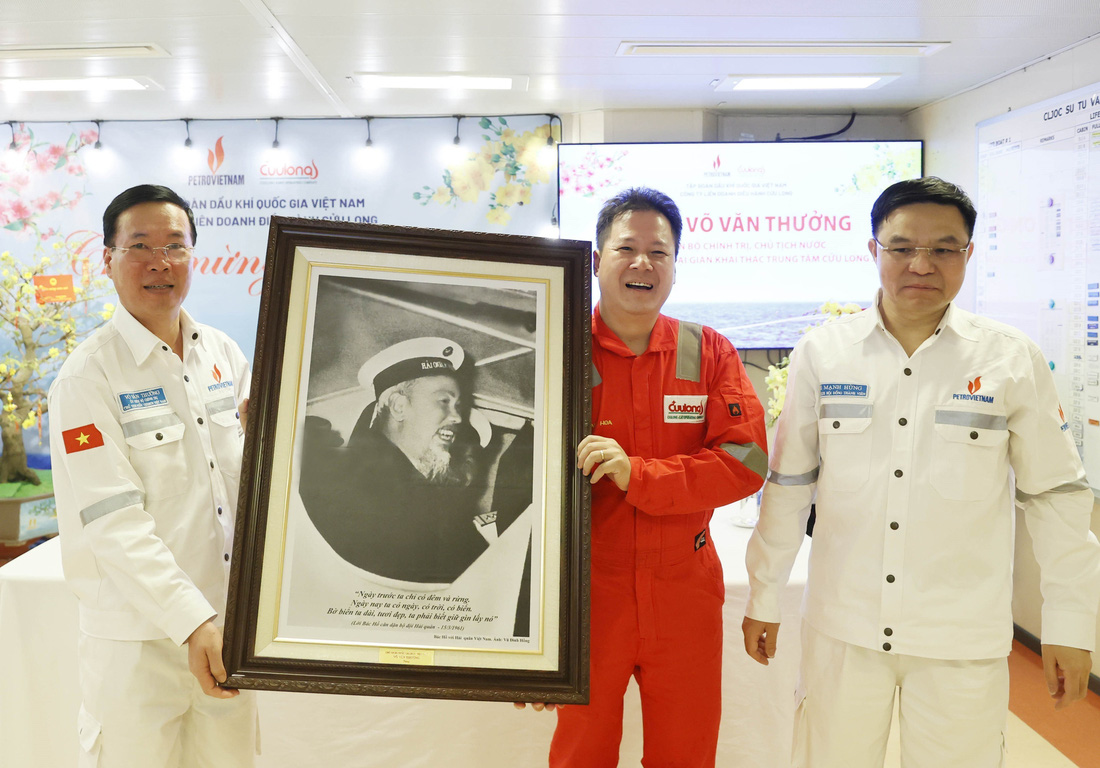 Chủ tịch nước Võ Văn Thưởng tặng bức tranh Bác Hồ cho cán bộ, công nhân Tổng công ty cổ phần Dịch vụ kỹ thuật Dầu khí Việt Nam - Ảnh: TTXVN