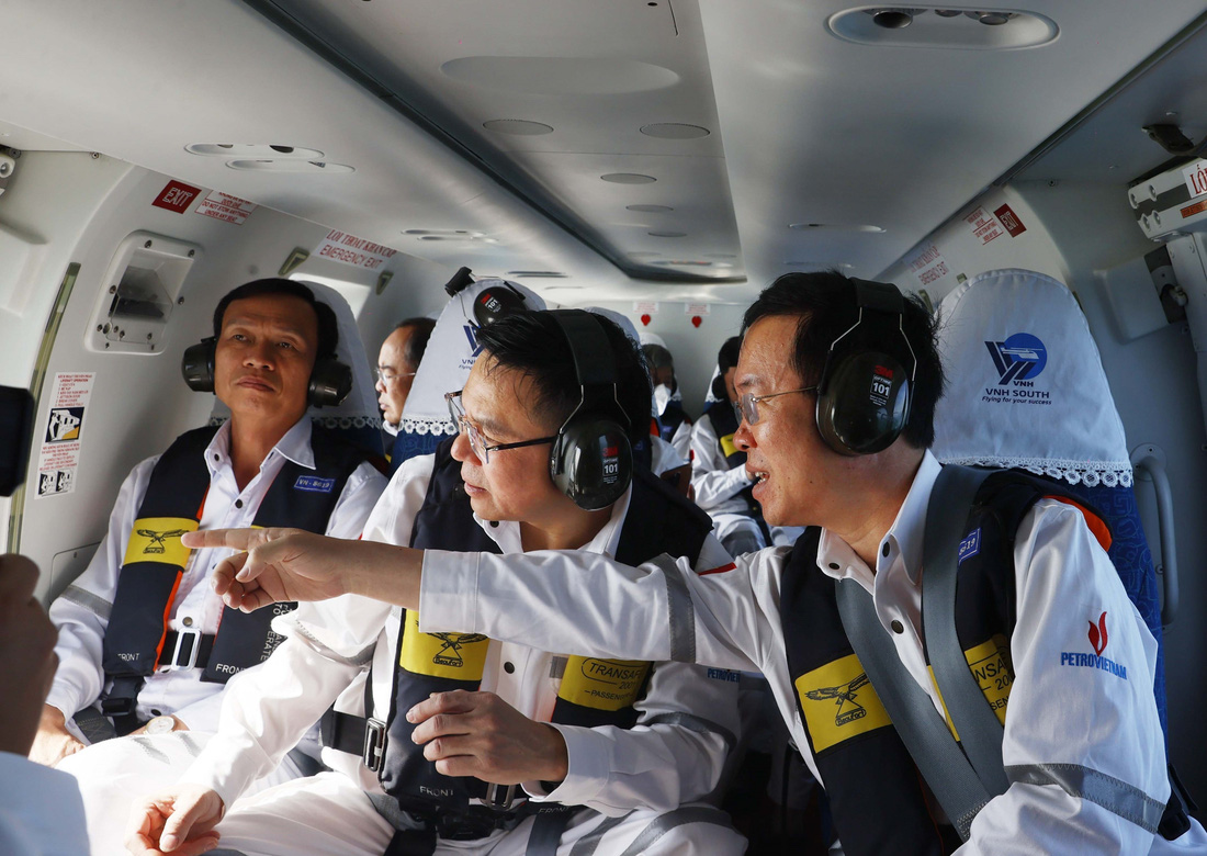Chủ tịch nước Võ Văn Thưởng (bên phải) và chủ tịch hội đồng thành viên PVN Lê Mạnh Hùng quan sát giàn khai thác trung tâm của Công ty Liên doanh điều hành Cửu Long (Cửu Long JOC) từ trên trực thăng - Ảnh: TTXVN