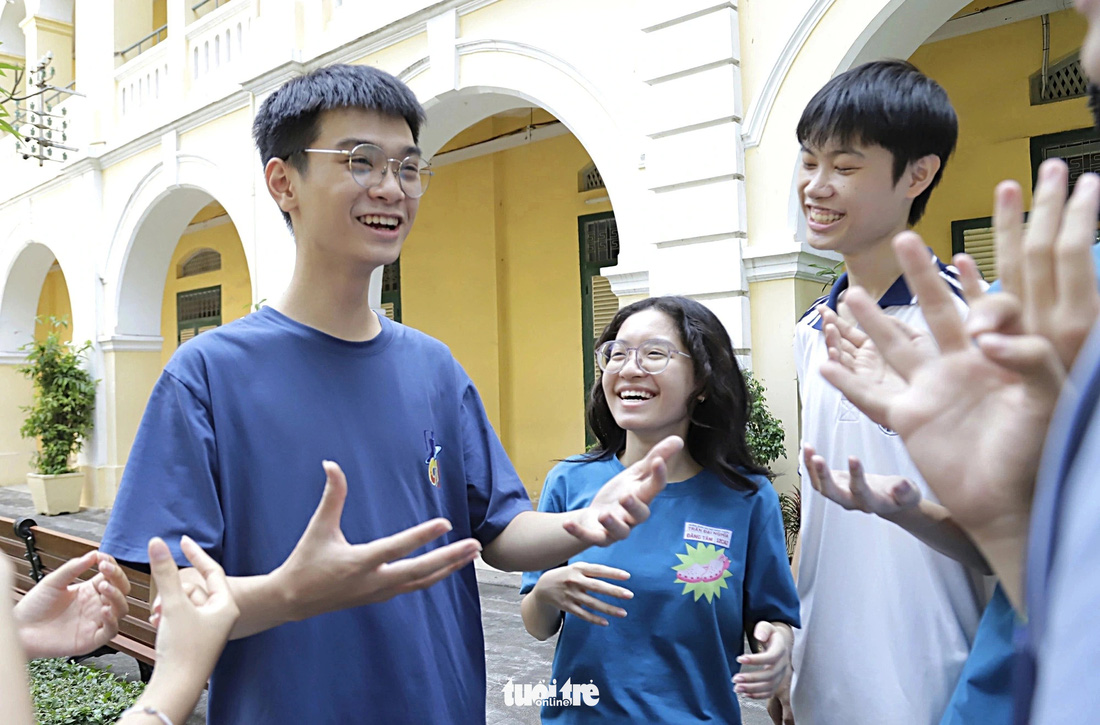 Nguyễn Vương Khải An cùng các bạn trong đội tuyển thi học sinh giỏi quốc gia môn tiếng Anh năm 2024 của TP.HCM - Ảnh: NHƯ HÙNG