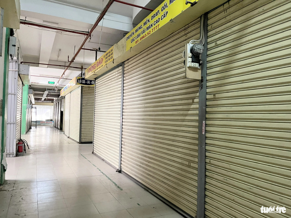 Nhiều ki ốt tại Trung tâm thương mại Cái Khế (quận Ninh Kiều, TP Cần Thơ) đã &quot;cửa đóng then cài&quot; vì mua bán ế ẩm - Ảnh: LAN NGỌC