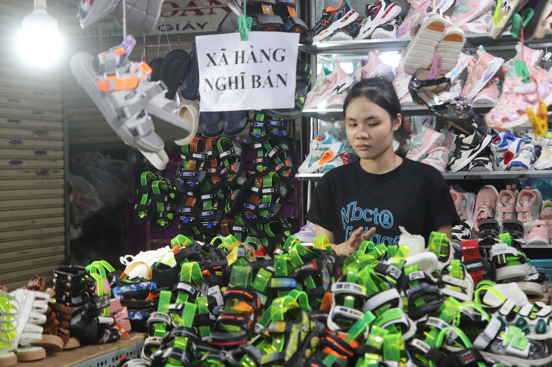 Doanh thu của các tiểu thương ở chợ Hòa Khánh giảm 70%, tiểu thương lo mất Tết - Ảnh: ĐAN NGỌC