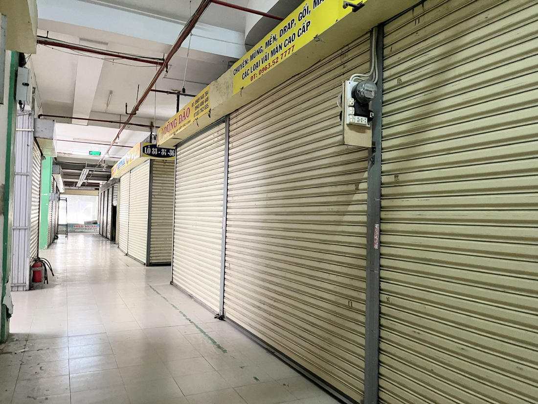Nhiều ki-ốt tại Trung tâm thương mại Cái Khế (quận Ninh Kiều, TP Cần Thơ) đã "cửa đóng then cài" vì mua bán ế ẳm - Ảnh: LAN NGỌC