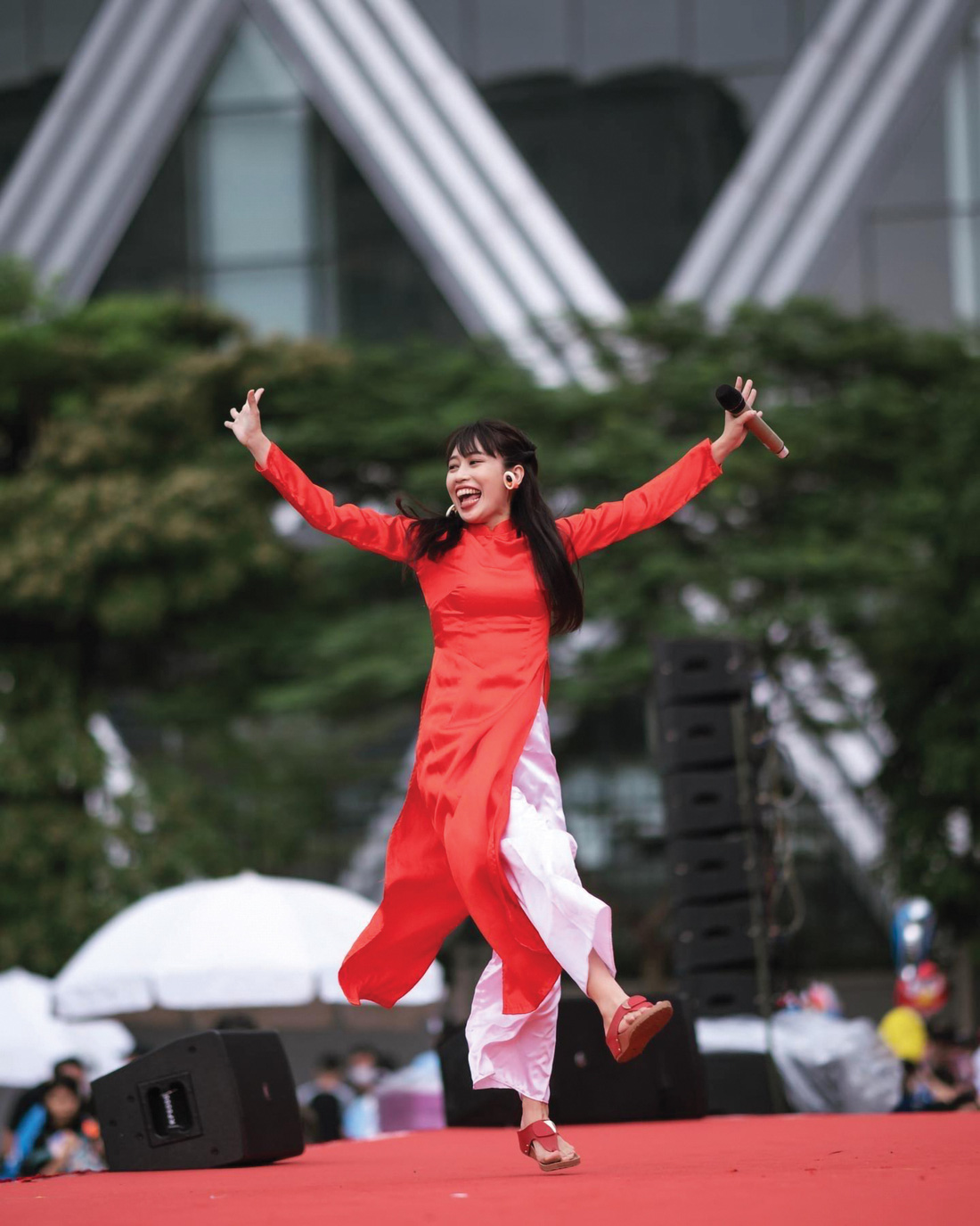 Mikami Nammy mặc áo dài biểu diễn tại một sự kiện ởHà Nội - Ảnh: NVCC