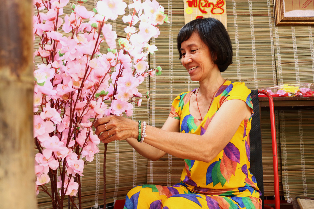 Bà Đỗ Thị Mai (58 tuổi, giáo viên mầm non về hưu) chia sẻ rằng đây đã là năm thứ 3 bà tham gia trang trí góc Tết cùng mọi người - Ảnh: TRÍ ĐỨC 