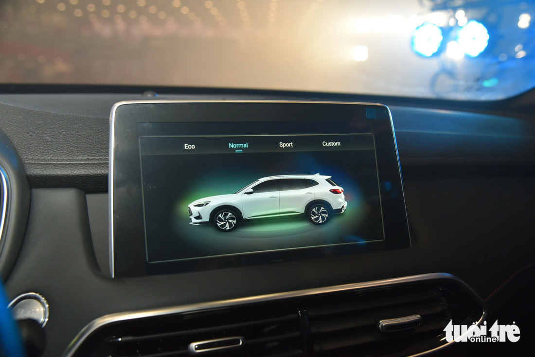Màn hình thông tin giải trí 10 inch, kết nối Apple CarPlay và Android Auto. Bản cao cấp nhỉnh hơn ở những trang bị như đồng hồ tốc độ điện tử toàn phần, có lọc không khí, loa Bose 8.1