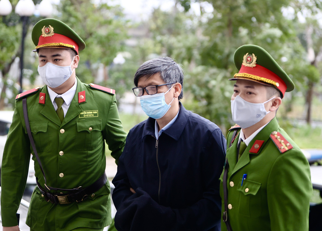 Bị cáo Nguyễn Thanh Long được dẫn đến tòa ngày 3-1