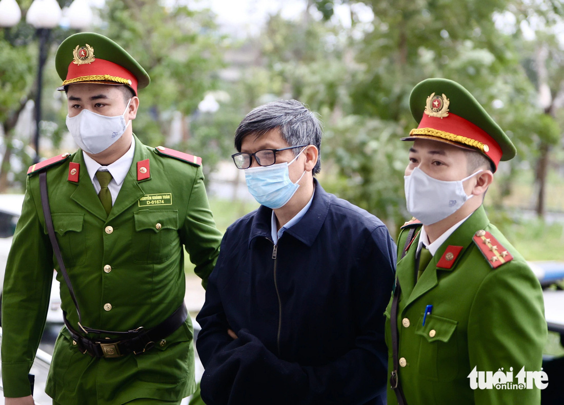 Cựu bộ trưởng Bộ Y tế Nguyễn Thanh Long được dẫn giải đến tòa sáng 3-1 - Ảnh: NGUYỄN KHÁNH