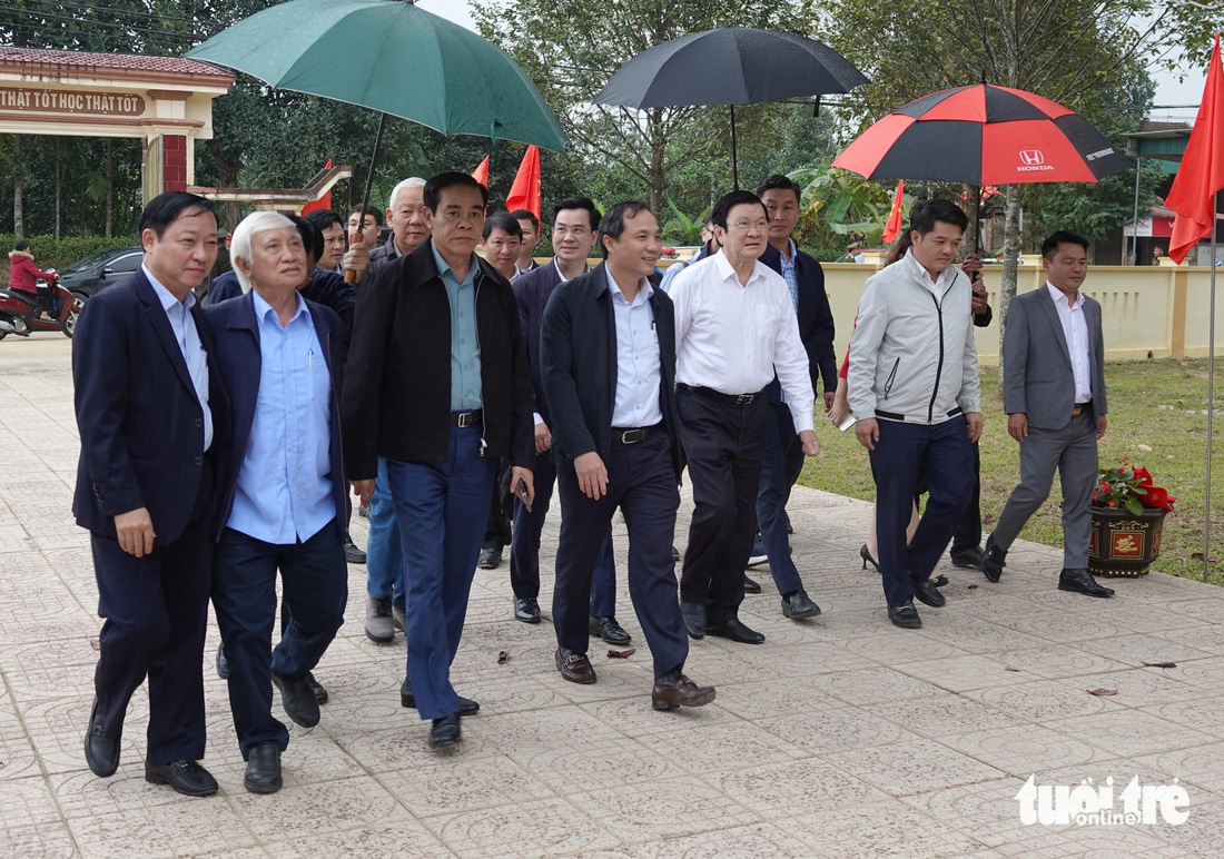 Nguyên Chủ tịch nước Trương Tấn Sang và đoàn công tác đi Trường tiểu học Gia Phố - Ảnh: LÊ MINH