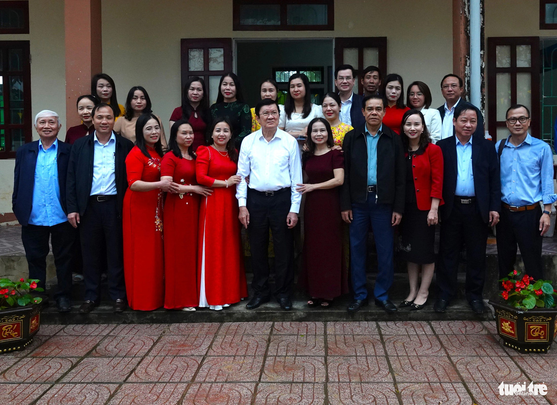 Nguyên Chủ tịch nước Trương Tấn Sang cùng đoàn công tác chụp ảnh lưu niệm với tập thể giáo viên Trường tiểu học Gia Phố - Ảnh: LÊ MINH