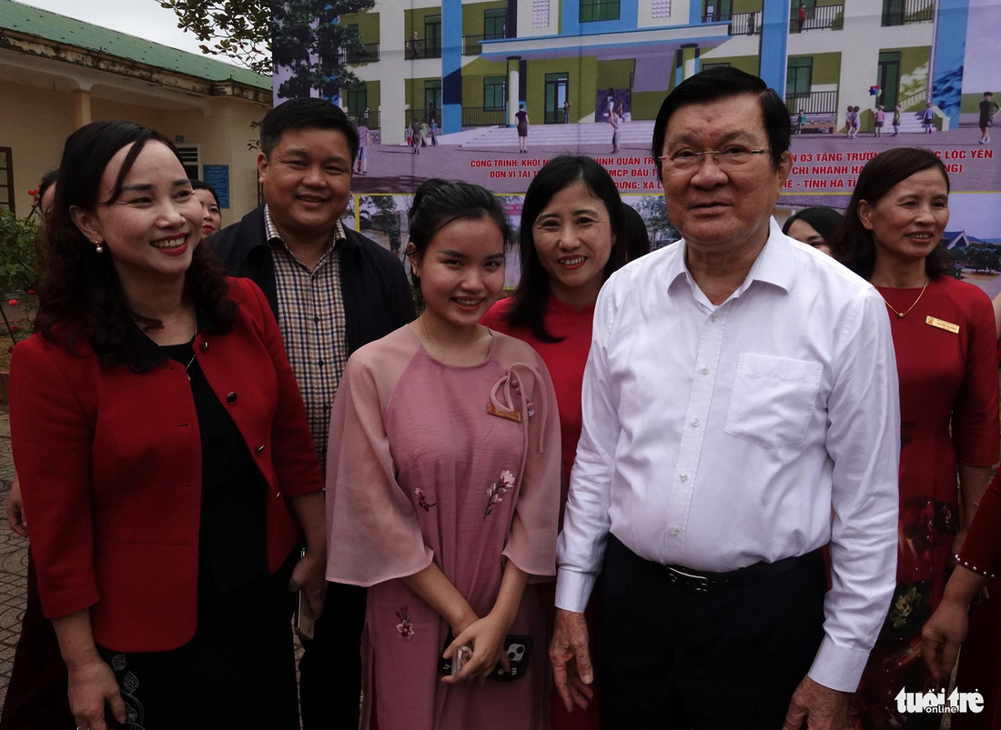 Nguyên Chủ tịch nước cùng lãnh đạo Sở Giáo dục và Đào tạo tỉnh Hà Tĩnh (bên trái) thăm hỏi học sinh, giáo viên Trường tiểu học Lộc Yên - Ảnh: LÊ MINH