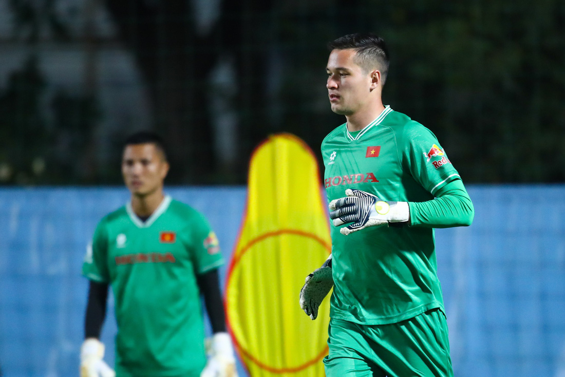 Thủ môn Filip Nguyễn trong buổi tập tối 3-1 cùng đội tuyển Việt Nam - Ảnh: MINH ĐỨC
