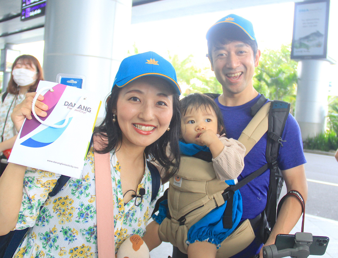 Du khách Nhật Bản đáp chuyến bay tại nhà ga quốc tế sân bay Đà Nẵng - Ảnh: TRƯỜNG TRUNG
