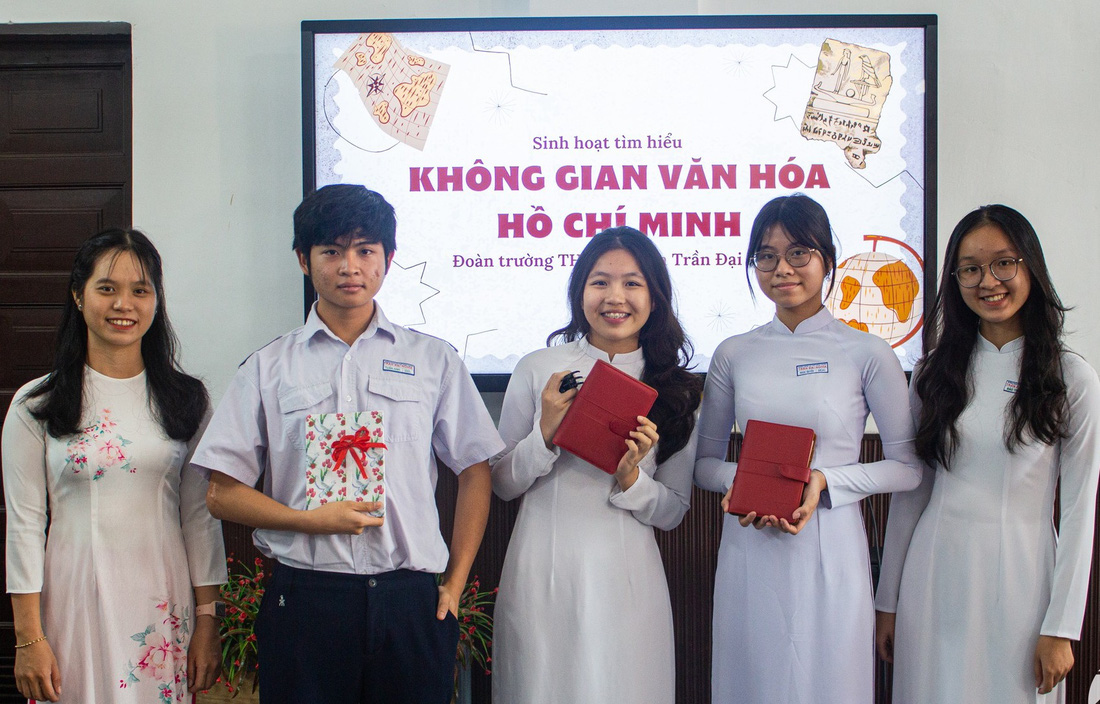 Học sinh Trường THPT chuyên Trần Đại Nghĩa sinh hoạt ngoại khóa tại không gian văn hóa Hồ Chí Minh - Ảnh: H.T.M.