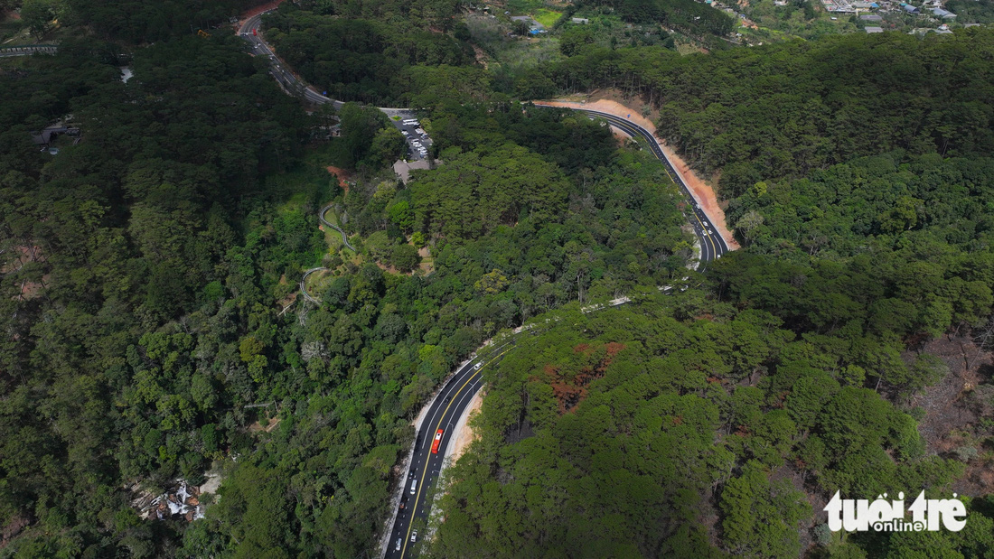 Tuyến đường đèo Prenn Đà Lạt ấn tượng khi nhìn từ trên cao vì đi ngang qua khu vực rừng phòng hộ - Ảnh: M.V.