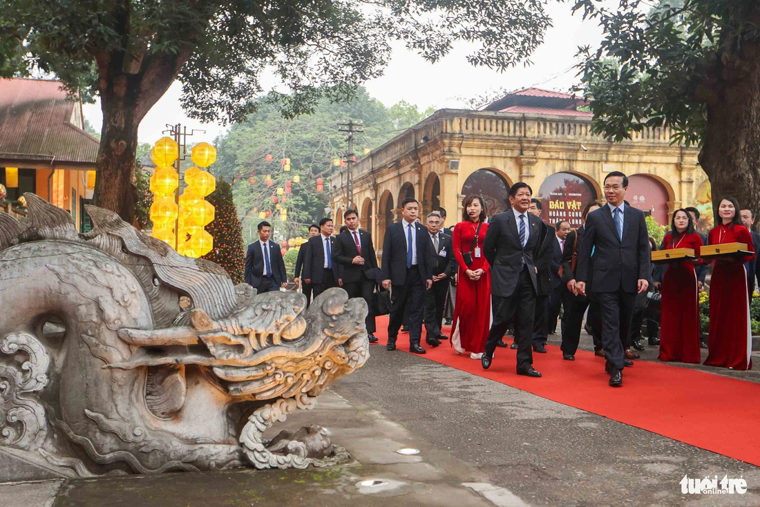 Chủ tịch nước Võ Văn Thưởng và Tổng thống Philippines Ferdinand Marcos trước cặp rồng đá điện Kính Thiên - Ảnh: NGUYỄN KHÁNH