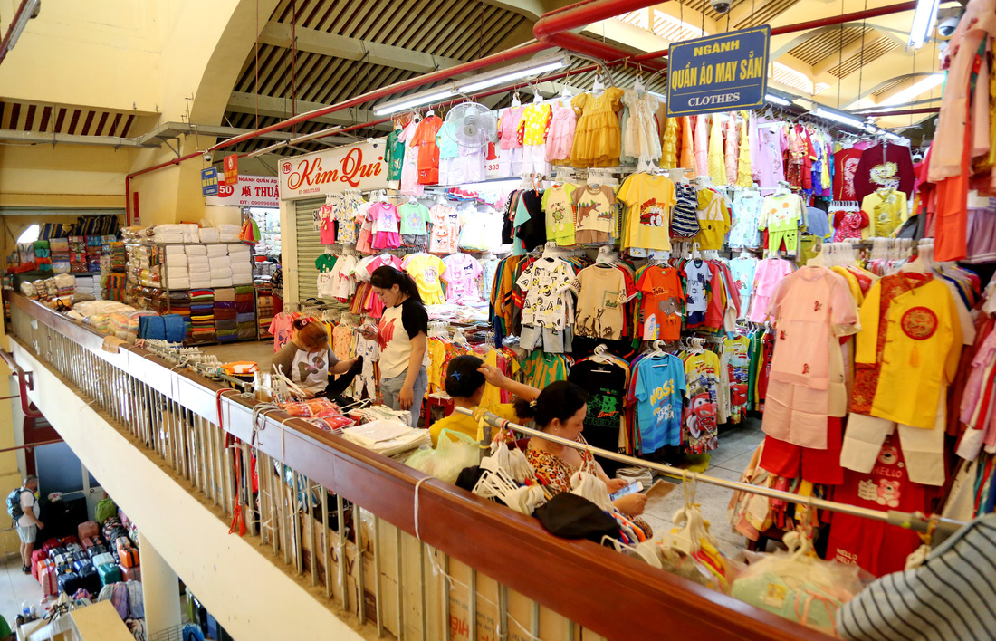 Kênh mua sắm Tết tại chợ truyền thống đã có phần trầm lắng hơn so với năm trước đây (ảnh chụp tại chợ Bình Tây, TP.HCM vào chiều 30-1) - Ảnh: PHƯƠNG QUYÊN