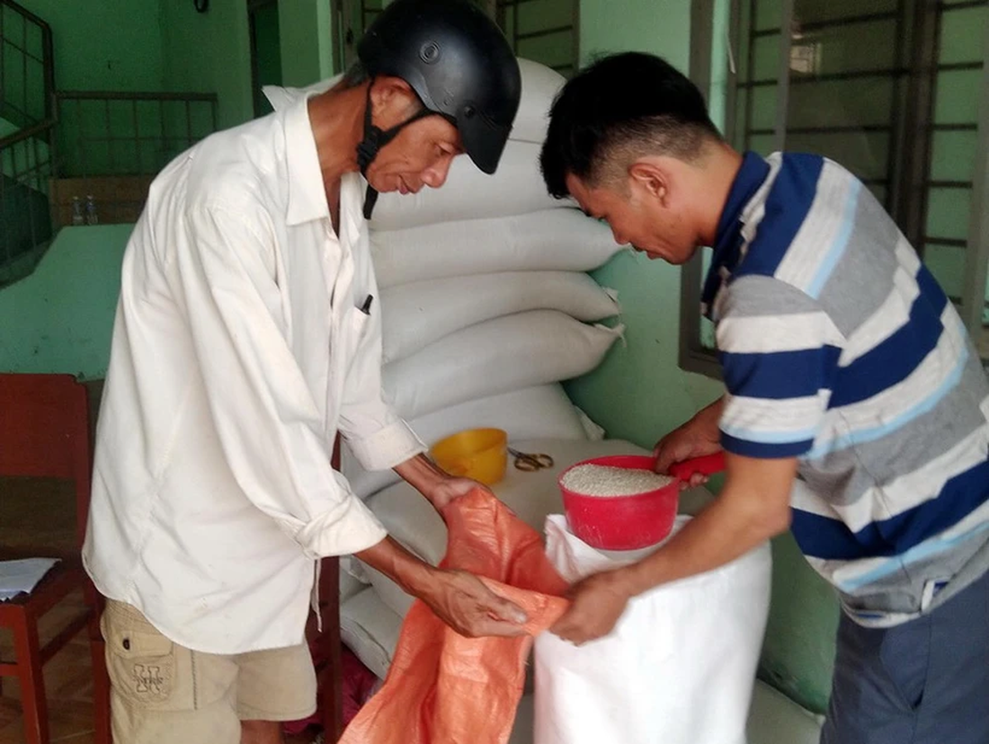 Cấp phát gạo của Chính phủ hỗ trợ hộ nghèo tại huyện Mỹ Tú, tỉnh Sóc Trăng - Ảnh: TTXVN