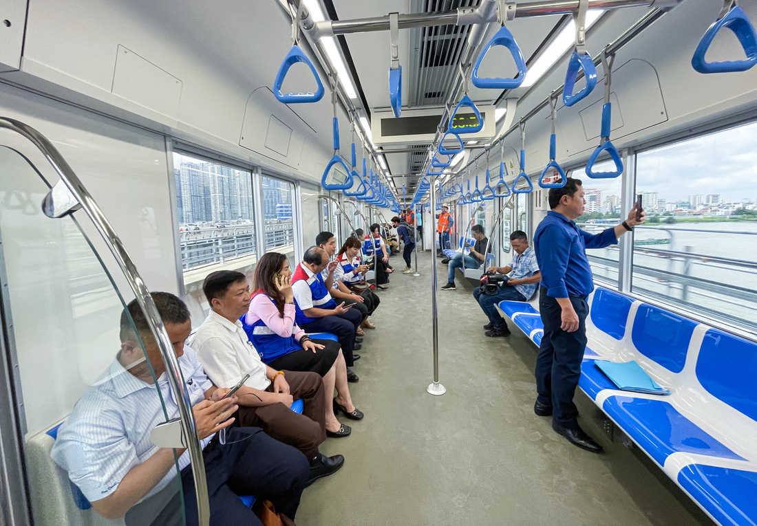 Hình ảnh bên trong chuyến chạy thử nghiệm toàn tuyến đầu tiên của metro số 1 - Ảnh: CHÂU TUẤN