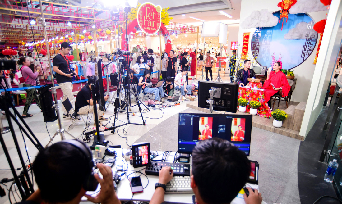 Phiên livestream bán hàng Tết tại Vạn Hạnh Mall (TP.HCM) - Ảnh: QUANG ĐỊNH