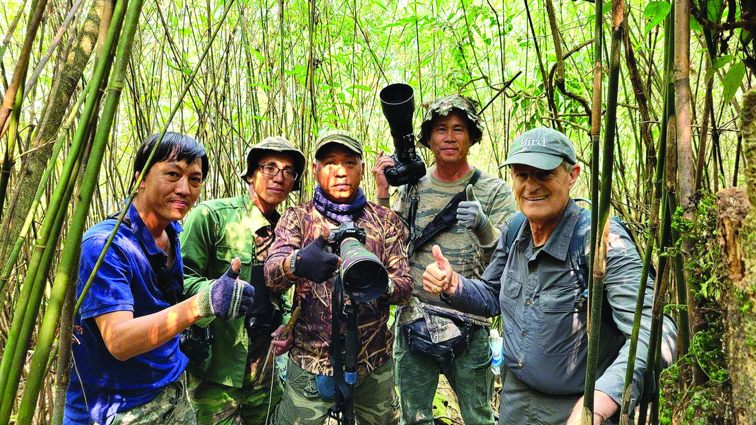Nguyễn Phố, Toby Trung, Đức Hùng, Sâm Thương và ông Peter G. Kaestner trong chuyến đi chụp con khướu đuôi cụt, một loài chim đặc hữu của VN. Ảnh: NVCC