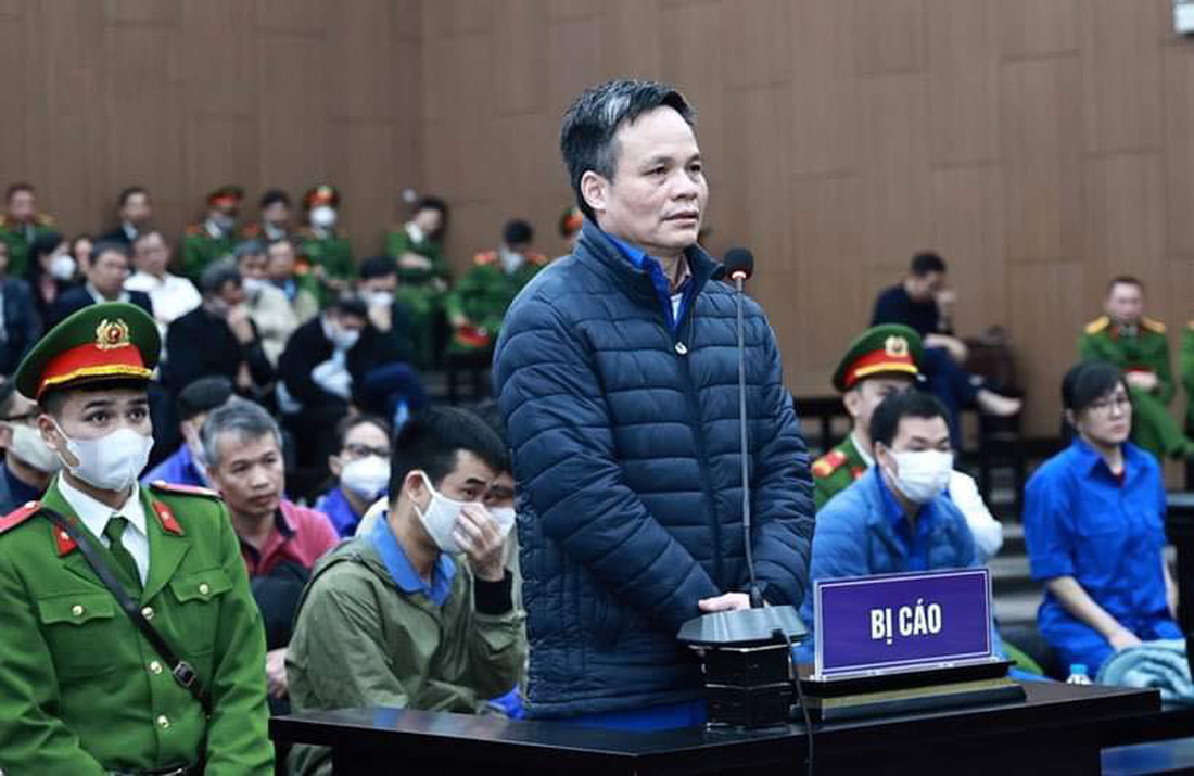Bị cáo Lâm Văn Tuấn trả lời thẩm vấn tại tòa - Ảnh: GIANG LONG