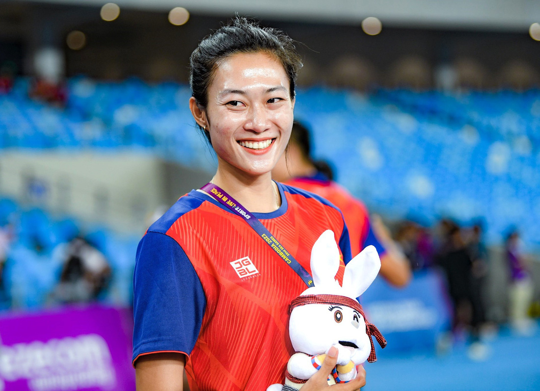 Lê Tú Chinh tái xuất tại SEA Games 32 với tấm HCB tiếp sức 4x100m sau khi phẫu thuật chấn thương - Ảnh: NAM TRẦN