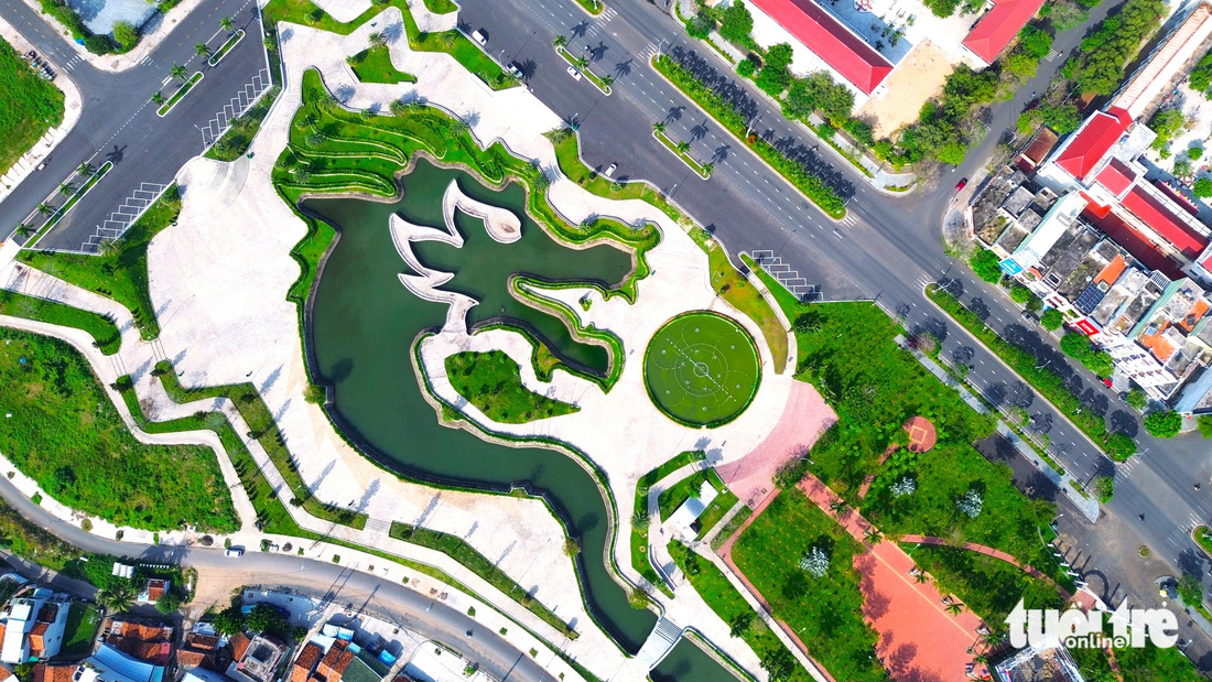 Công viên Thanh thiếu niên tọa lạc ở phường 5 (thành phố Tuy Hòa). Hình ảnh con rồng nhả ngọc nằm kế bên tuyến đường Hùng Vương - tuyến đường sầm uất bậc nhất của thành phố - Ảnh: NGUYỄN HOÀNG