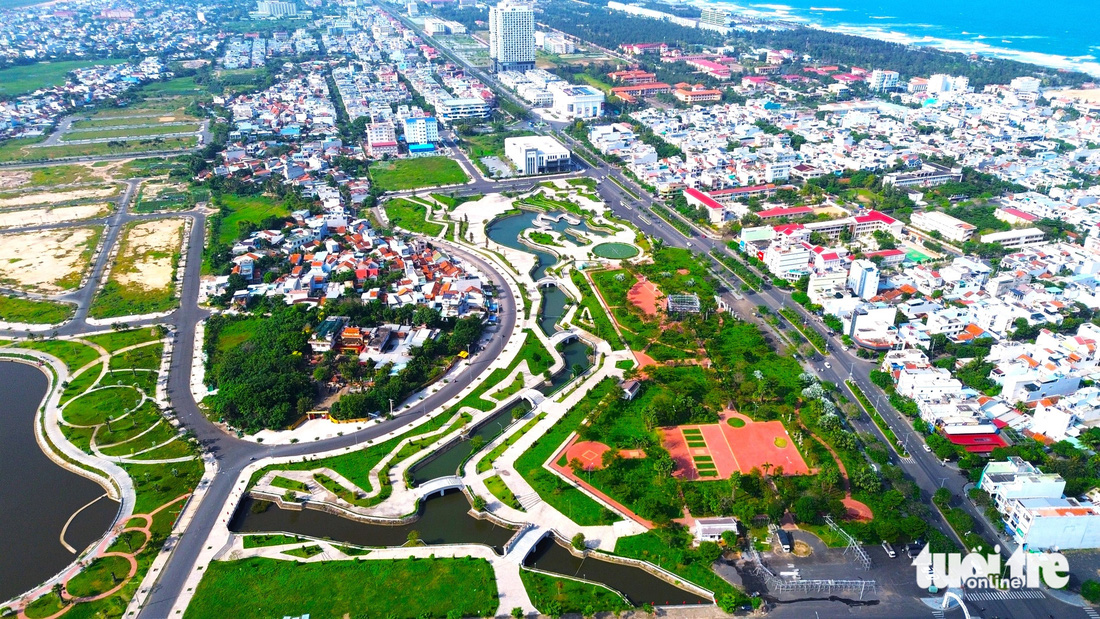Với góc nhìn từ trên cao, TP Tuy Hòa gây ấn tượng mạnh với du khách không chỉ là bờ biển đẹp mà còn bởi một công trình nhân tạo sở hữu vẻ đẹp độc đáo và mới lạ - Ảnh: NGUYỄN HOÀNG