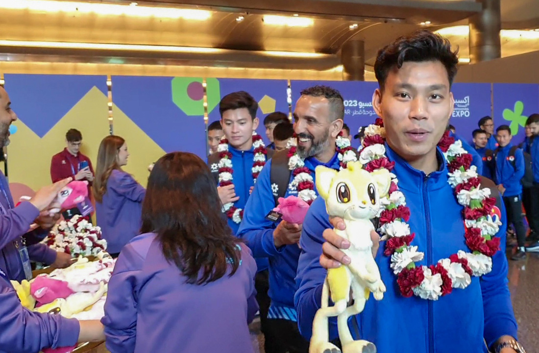 Các cầu thủ đội tuyển Việt Nam được ban tổ chức Asian Cup 2023 chào đón nồng hậu với quà tặng là linh vật (mascot) của giải đấu ngay khi đặt chân đến Qatar - Ảnh: VFF