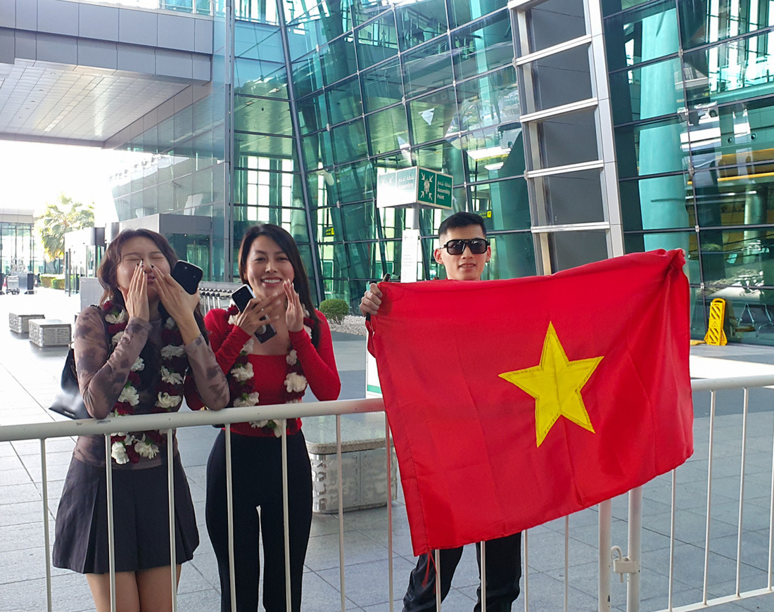 Một nhóm cổ động viên Việt Nam đón đội tại sân bay - Ảnh: VFF