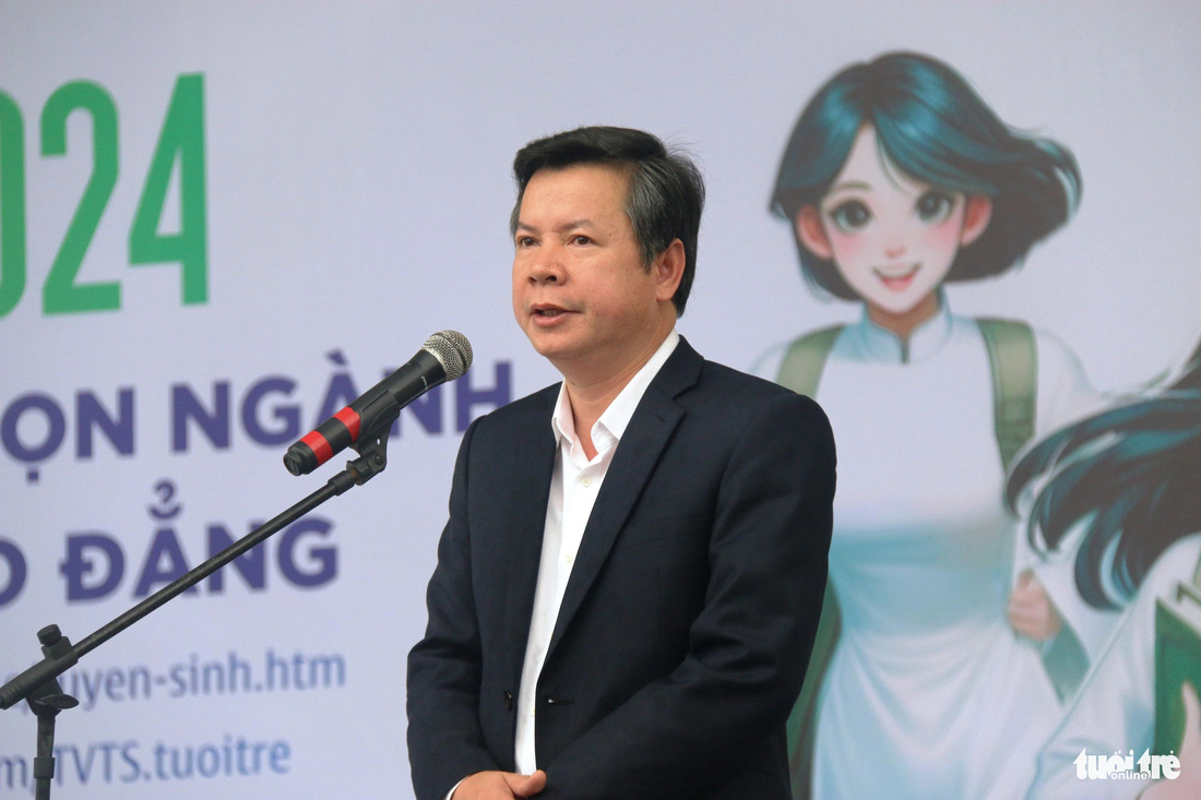 Ông Nguyễn Tân, giám đốc Sở Giáo dục và Đào tạo tỉnh Thừa Thiên Huế, tại chương trình sáng 6-1 - Ảnh: NHẬT LINH