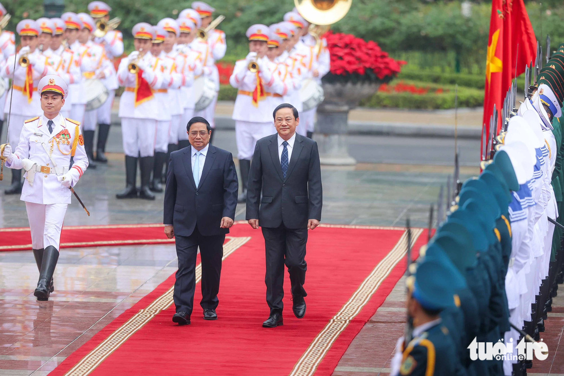Thủ tướng Phạm Minh Chính và Thủ tướng Lào Sonexay Siphandone duyệt đội danh dự - Ảnh: NGUYỄN KHÁNH