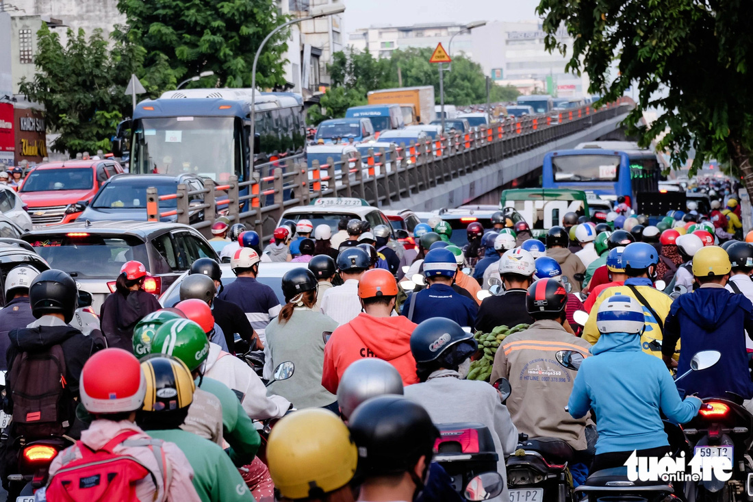Dòng xe ken đặc khu vực cầu vượt thép Cộng Hòa - Hoàng Hoa Thám (quận Tân Bình), điểm đen tai nạn giao thông mới phát sinh - Ảnh: PHƯƠNG NHI