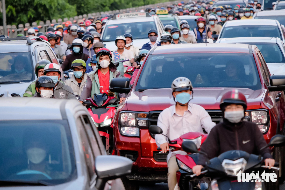 Dòng xe ken đặc trên đường Cộng Hòa (hướng quận Phú Nhuận) đổ về cầu vượt Hoàng Hoa Thám - Ảnh: PHƯƠNG NHI