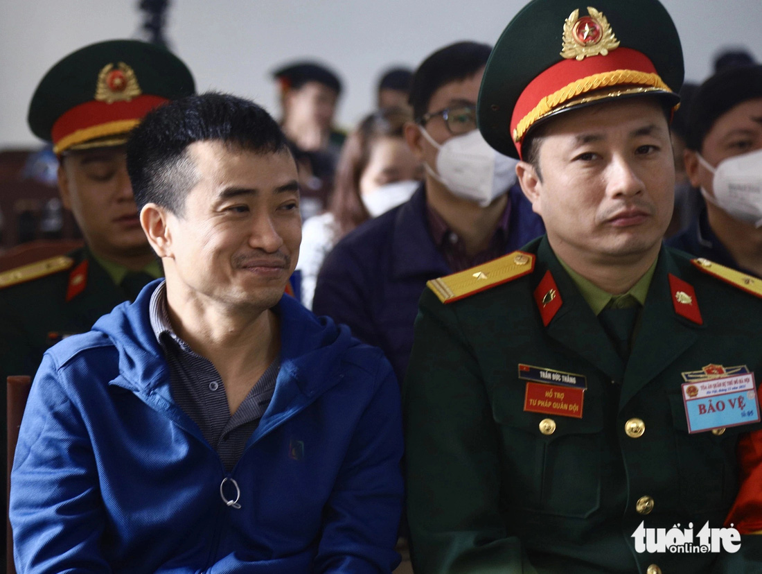 Phan Quốc Việt (trái) - bị cáo đầu vụ trong vụ án Việt Á đang chấn động dư luận cả nước - Ảnh: DANH TRỌNG 