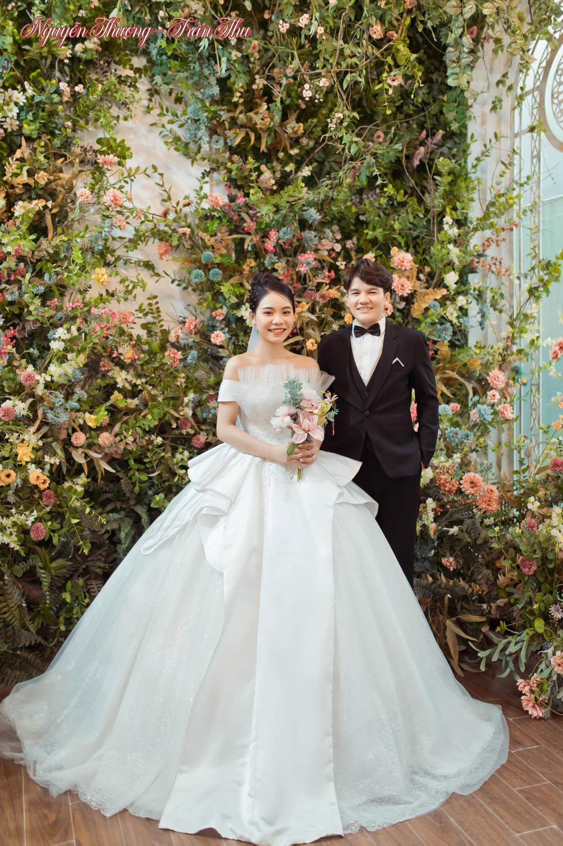 Trần Thị Thu cùng vợ của mình trong ngày cưới - Ảnh: FBNV