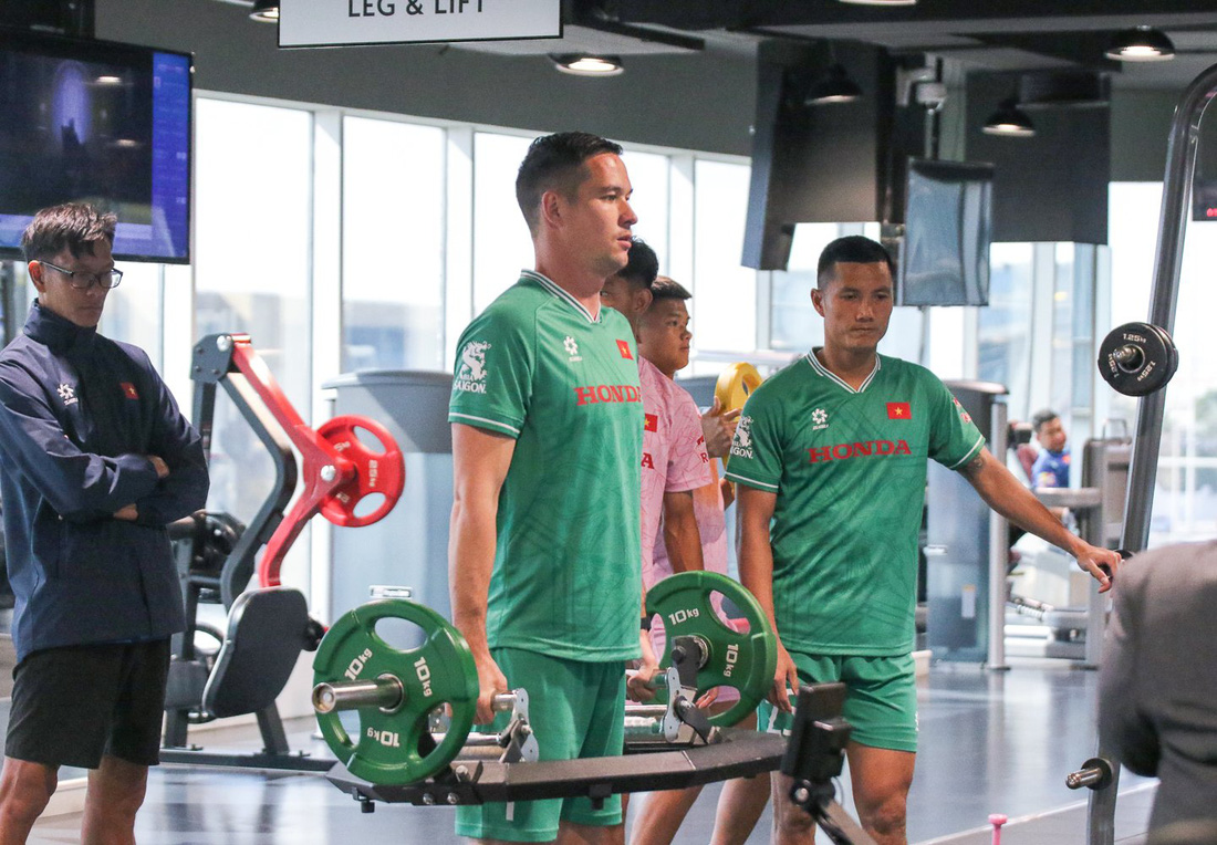 Các cầu thủ đội tuyển Việt Nam tập duy trì sức mạnh cơ bắp để có trạng thái tốt nhất cho buổi tập với bóng vào đêm nay theo giờ Việt Nam - Ành: VFF