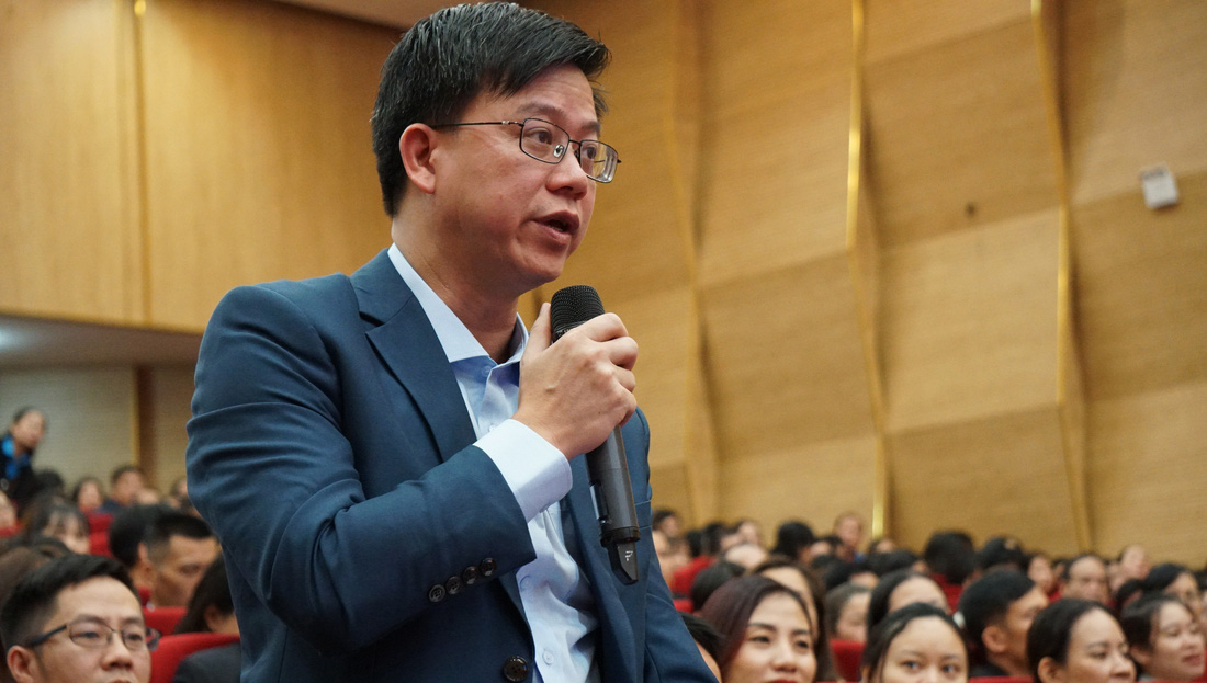 Anh Phạm Quang Hải - công nhân Công ty LG Innotek - kiến nghị việc ban hành quy định hướng dẫn cụ thể về nhà lưu trú công nhân, giá cho thuê nhà công nhân - Ảnh: TIẾN THẮNG
