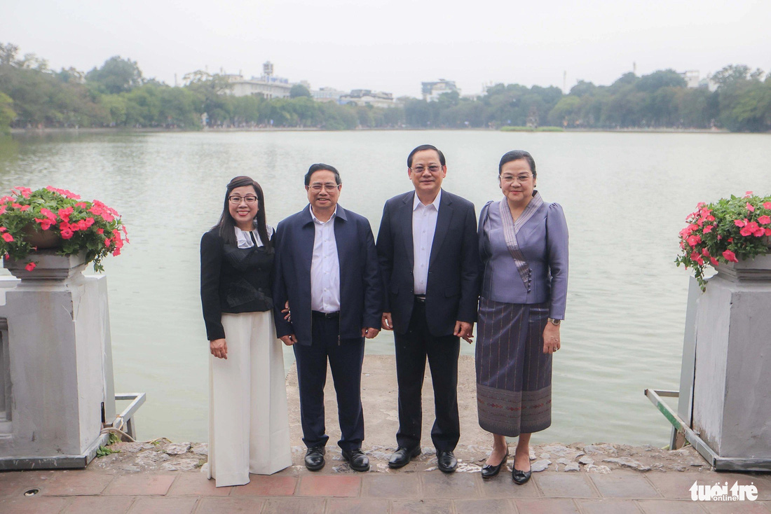 Hai Thủ tướng và phu nhân chụp ảnh lưu niệm sau khi tham quan đền Ngọc Sơn - Ảnh: NGUYỄN KHÁNH
