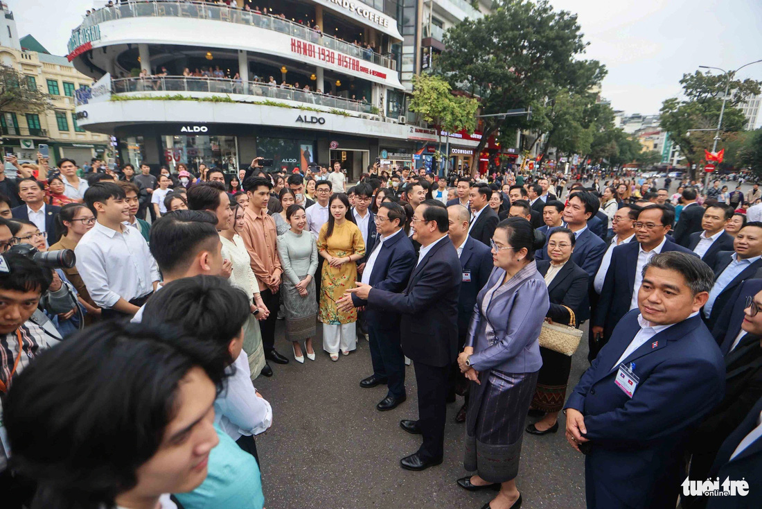 Hai Thủ tướng và phu nhân gặp gỡ, trò chuyện với sinh viên hai nước tại quảng trường Đông Kinh Nghĩa Thục - Ảnh: NGUYỄN KHÁNH