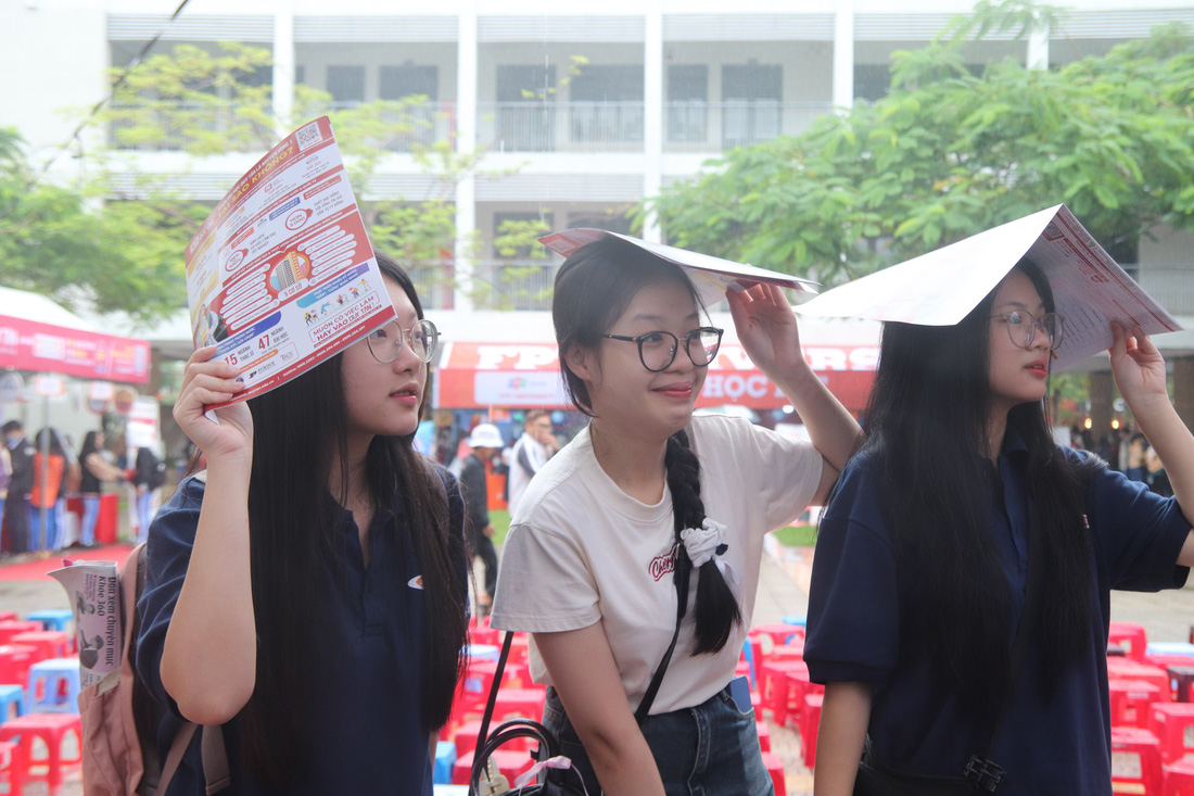 Trời mưa nhưng không ngăn được sự hào hứng của các thí sinh Đà Nẵng - Ảnh: THANH NGUYÊN