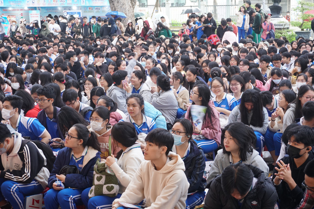 Rất đông học sinh và phụ huynh đến dự chương trình tư vấn tuyển sinh sáng 7-1 - Ảnh: ĐOÀN CƯỜNG