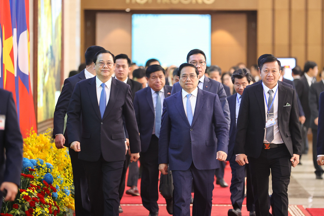 Thủ tướng Phạm Minh Chính và Thủ tướng Lào Sonexay Siphandone đến phòng họp để đồng chủ trì kỳ họp 46 Ủy ban liên Chính phủ ngày 7-1 - Ảnh: VGP