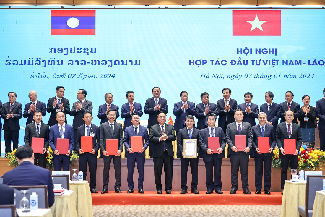 Thủ tướng Phạm Minh Chính và Thủ tướng Lào Sonexay Siphandone chứng kiến lễ trao các văn kiện hợp tác tại Hội nghị hợp tác đầu tư Việt Nam - Lào - Ảnh: VGP